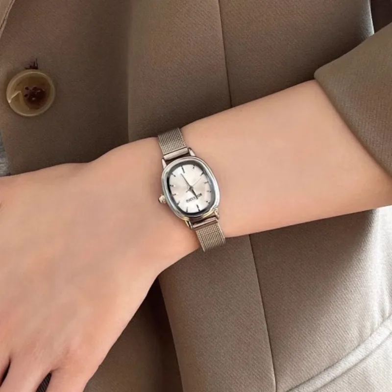 Piccolo quadrante ovale verde  - Ladies Luxury Watch recensione e prezzo
